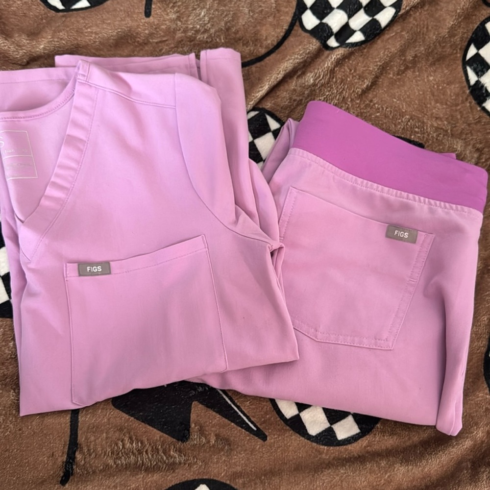 FIGS scrub set: Catarina top:XS / Zamora joggers: XS